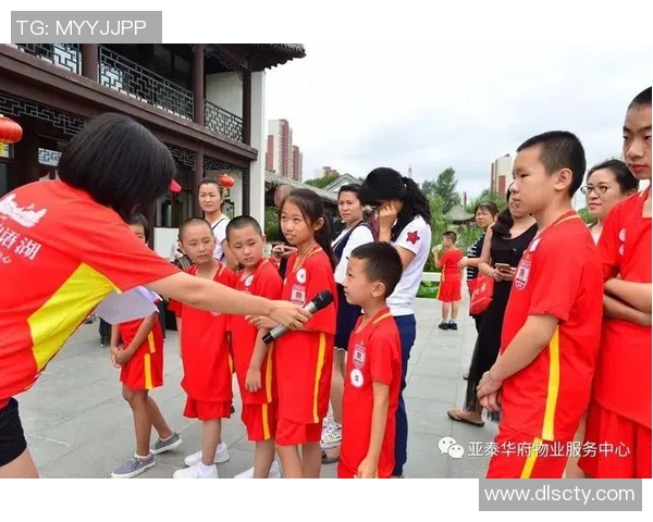 足球明星亲临校园与小朋友互动签名传递梦想与激情